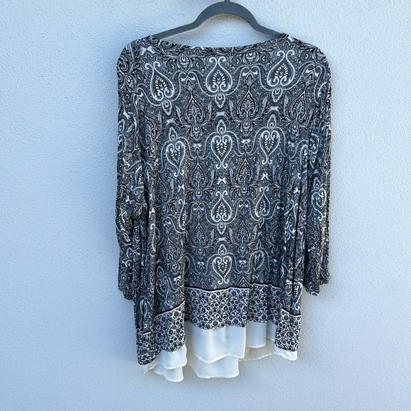 Rose + Olive Black and White Paisley Tunic with cream sheer trim in a Size 2X - Picture 4 of 6
